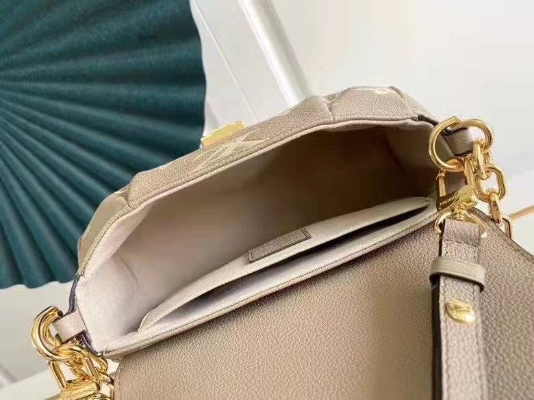 Louis Vuitton Favorite 24Cm Beige view 8