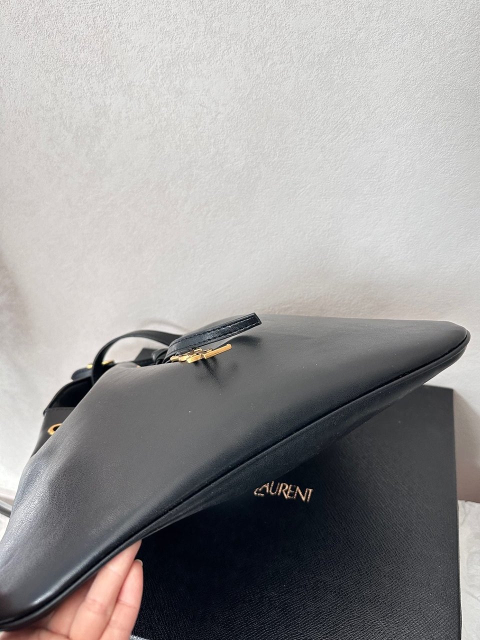 Saint Laurent Paris Vii Flat Hobo Bag In Smooth Leather Bag Black 23Cm view 6