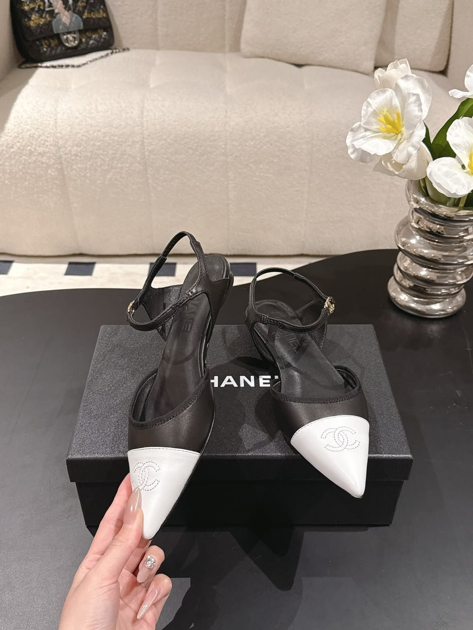 Chanel Chanel Pointed-Toe Slingbacks Black &amp; White Lambskin G39828 view 5