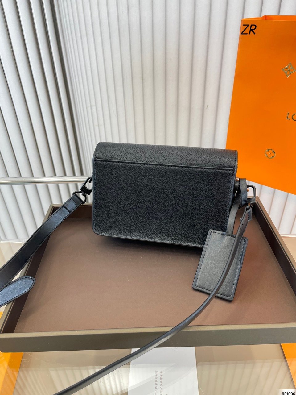 Louis Vuitton Aerogram Messenger Bag Black 20Cm M57080 view 4