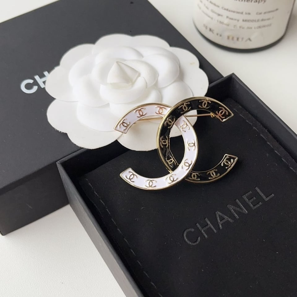 Chanel Cc Brooch Black And White view 2