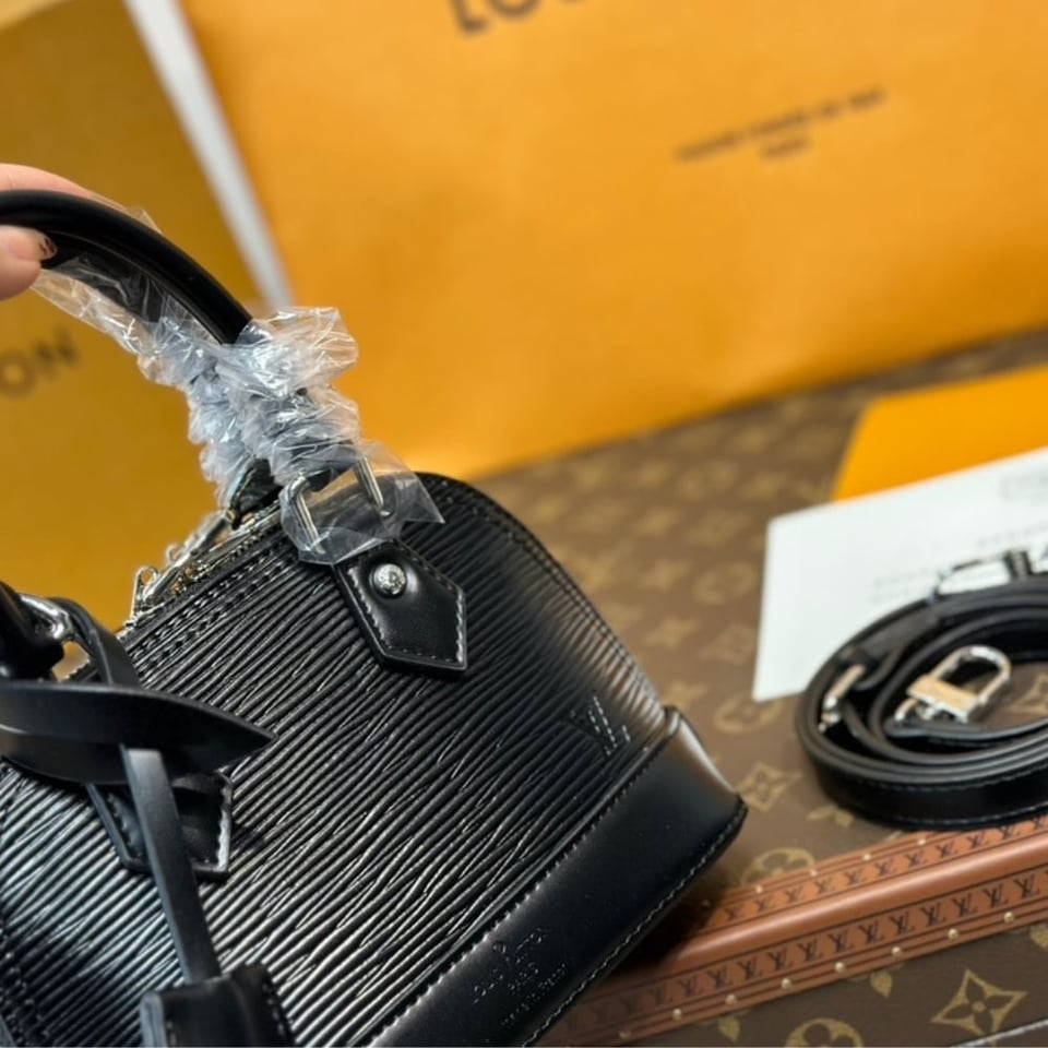 Louis Vuitton Nano Alma Bag Black 18Cm M81945 view 7