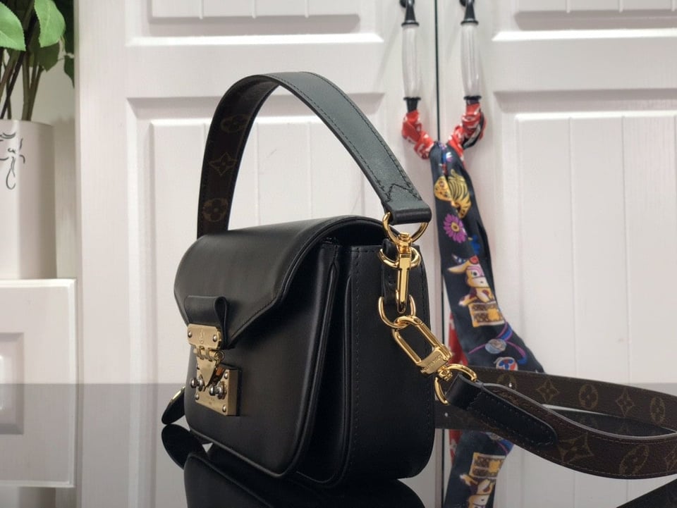 Louis Vuitton Swing 24Cm Black view 9