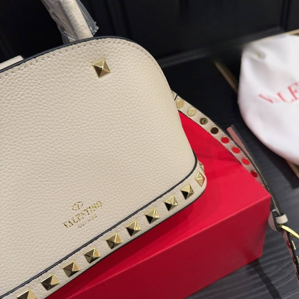 Valentino Garavani Rockstud Handbag In Grainy White 21Cm view 8
