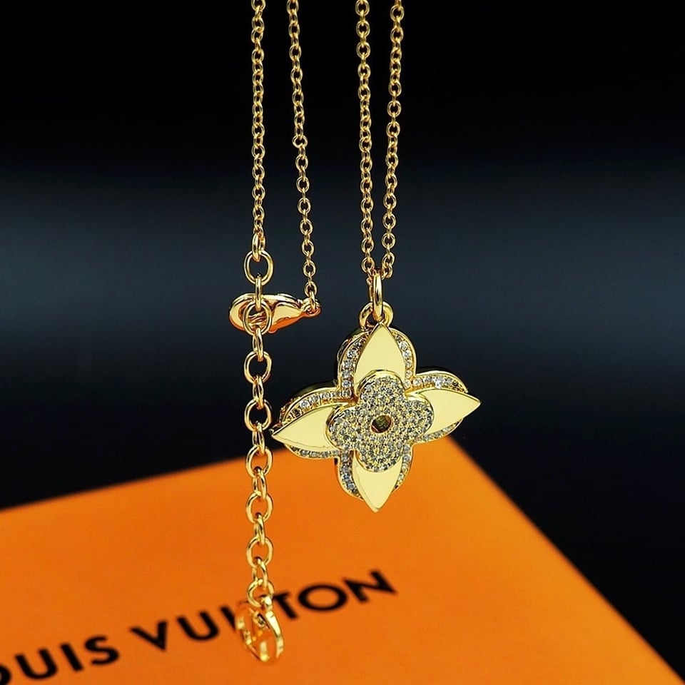 Louis Vuitton Lv Medaillon Necklace Gold M02001 view 3