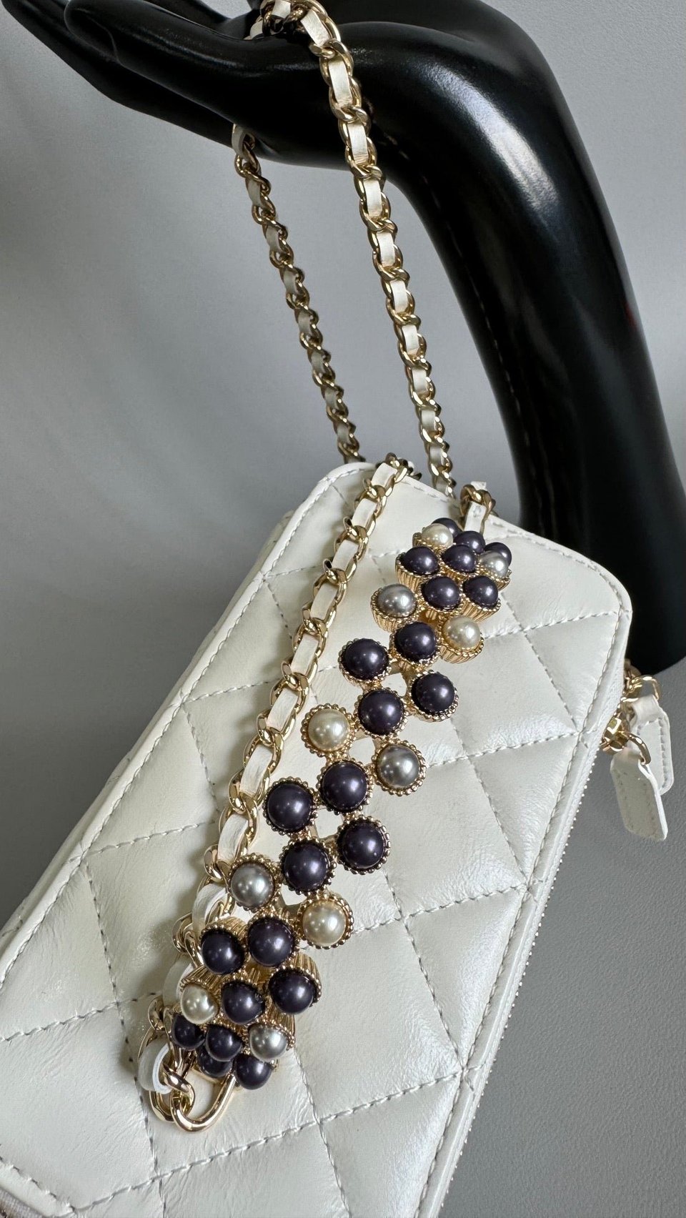 Chanel Vanity Case Pearl 17Cm White Lambskin Gold Hardware view 8