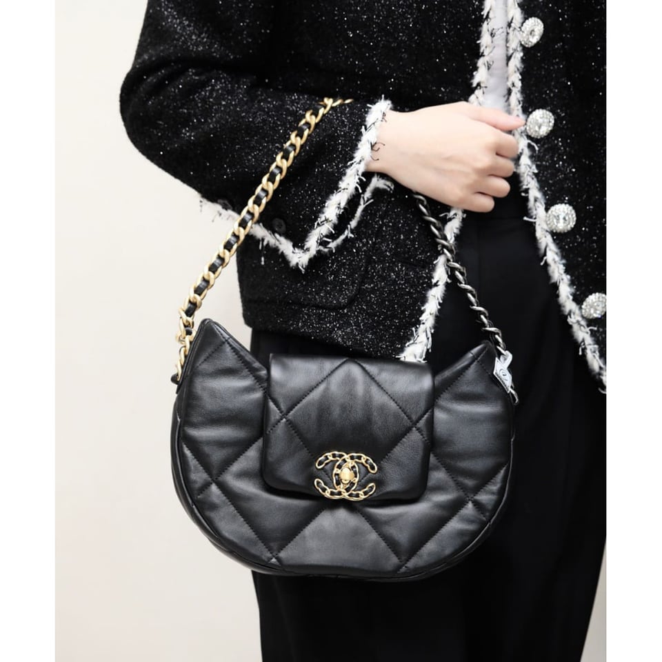 Chanel 19 Hobo Bag Black Quilted Lambskin 24cm view 4