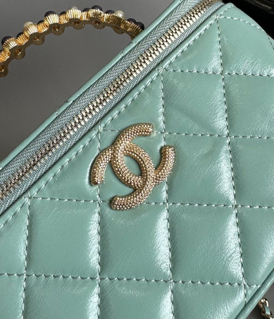 Chanel Vanity Case Pearl 17Cm Aqua Blue Lambskin Gold Hardware view 5