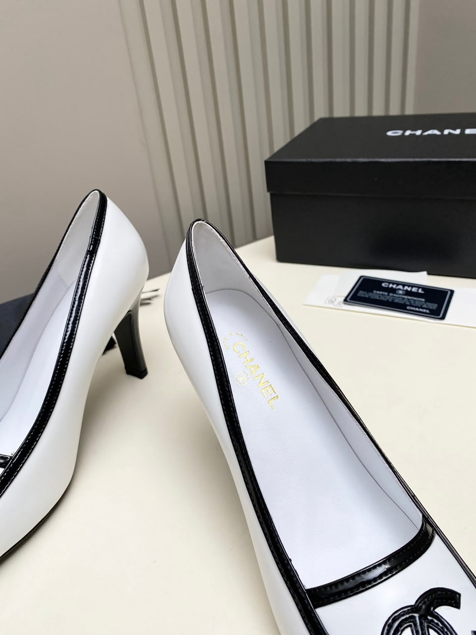 Chanel Siyah Beyaz Deri Kadın Babet White view 5