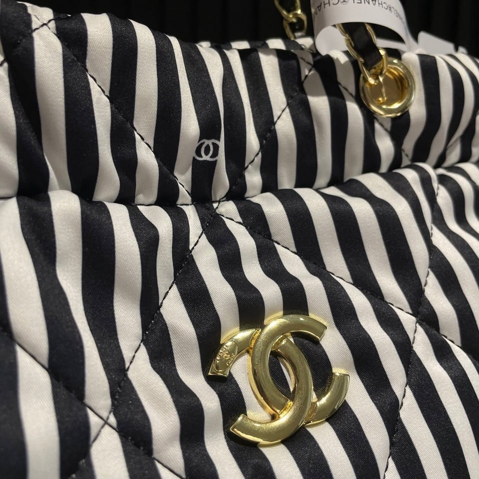 Chanel Large Backpack Printed Fabric And Gold Metal In Black And White 36Cm view 7
