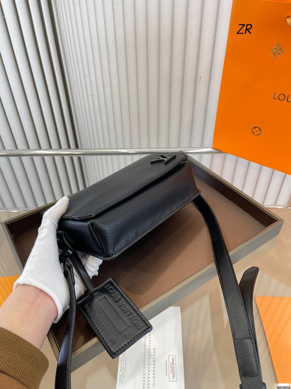 Louis Vuitton Aerogram Messenger Bag Black 20Cm M57080 view 6