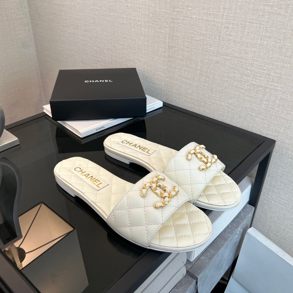 Chanel 23P Quilted Cc Chain Mule Sandal White view 11