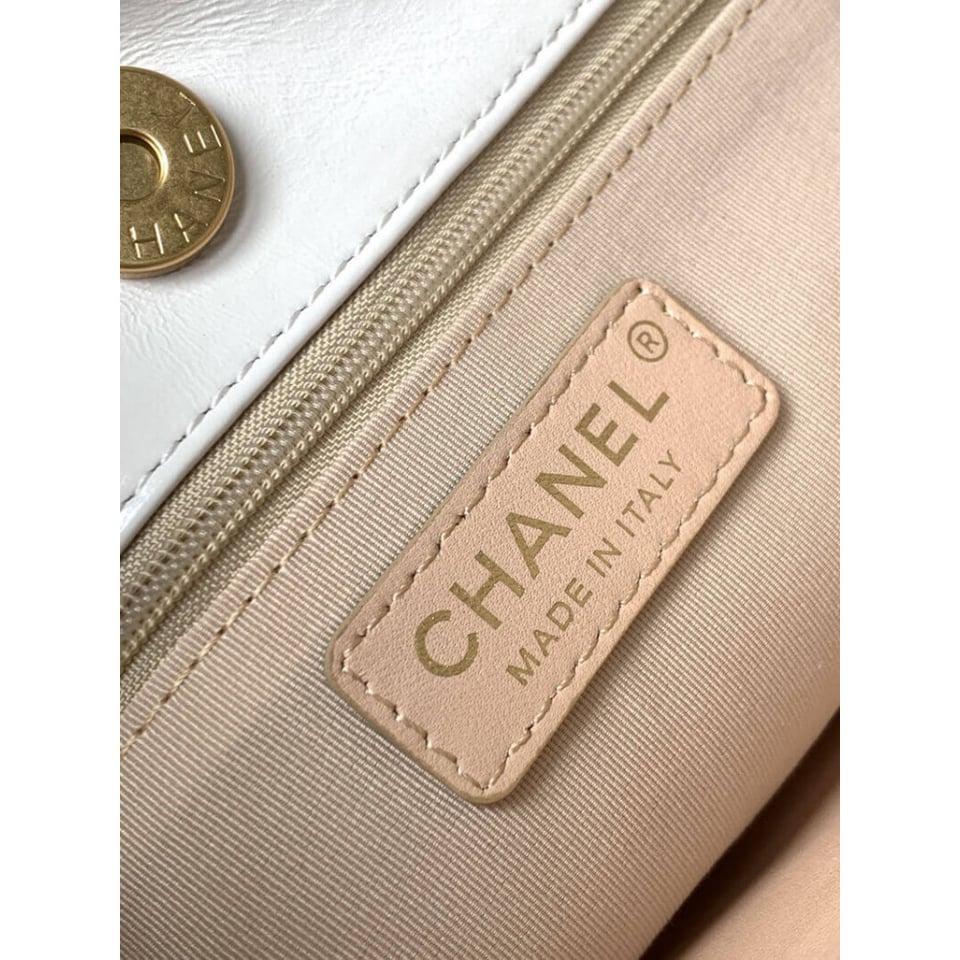 Chanel Hobo Bag in Shiny Crumpled Calfskin 22.5cm view 11