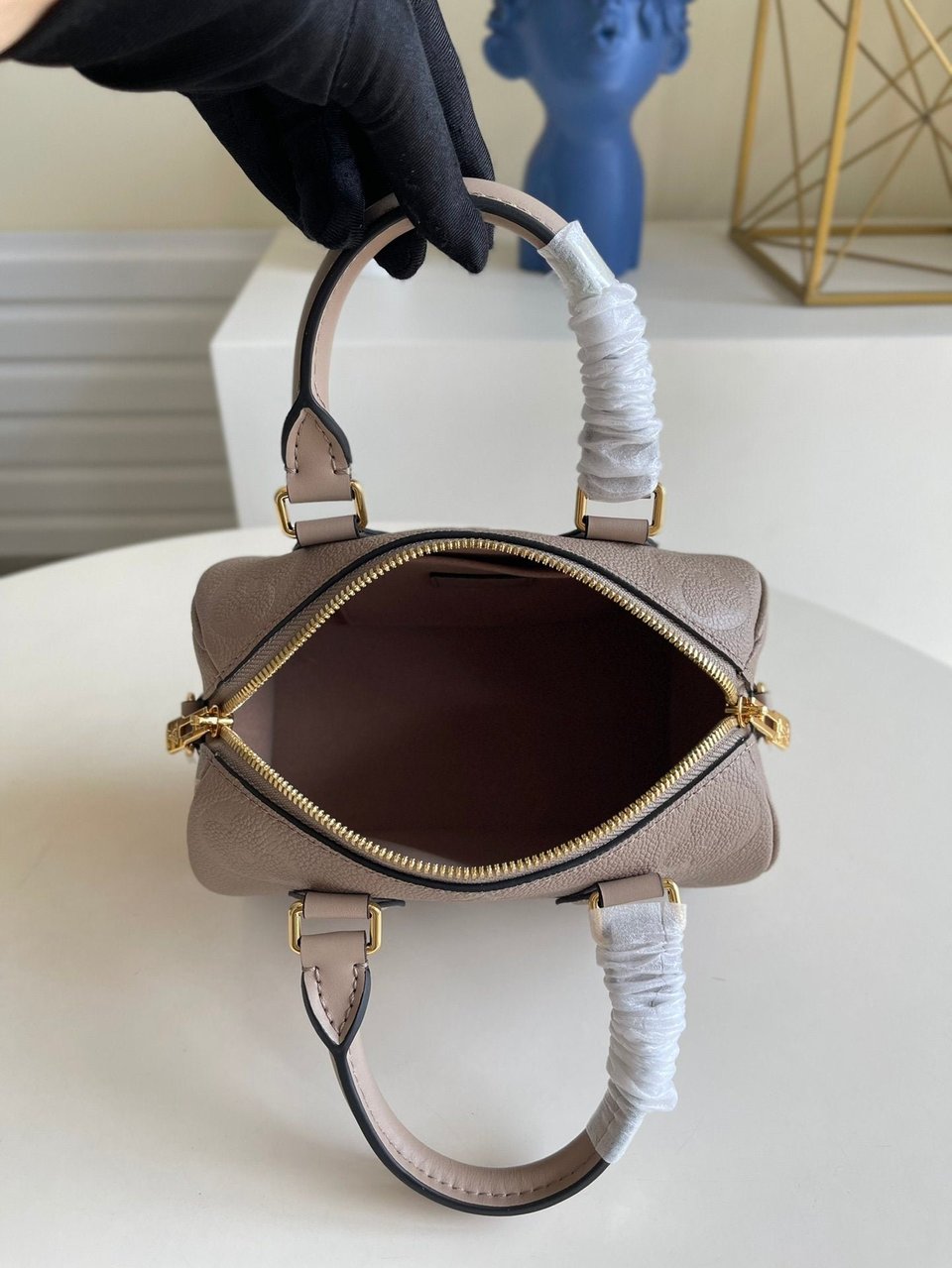 Louis Vuitton Speedy Bandoulière 25 Monogram Empreinte Tourterelle 25cm M59273 view 15