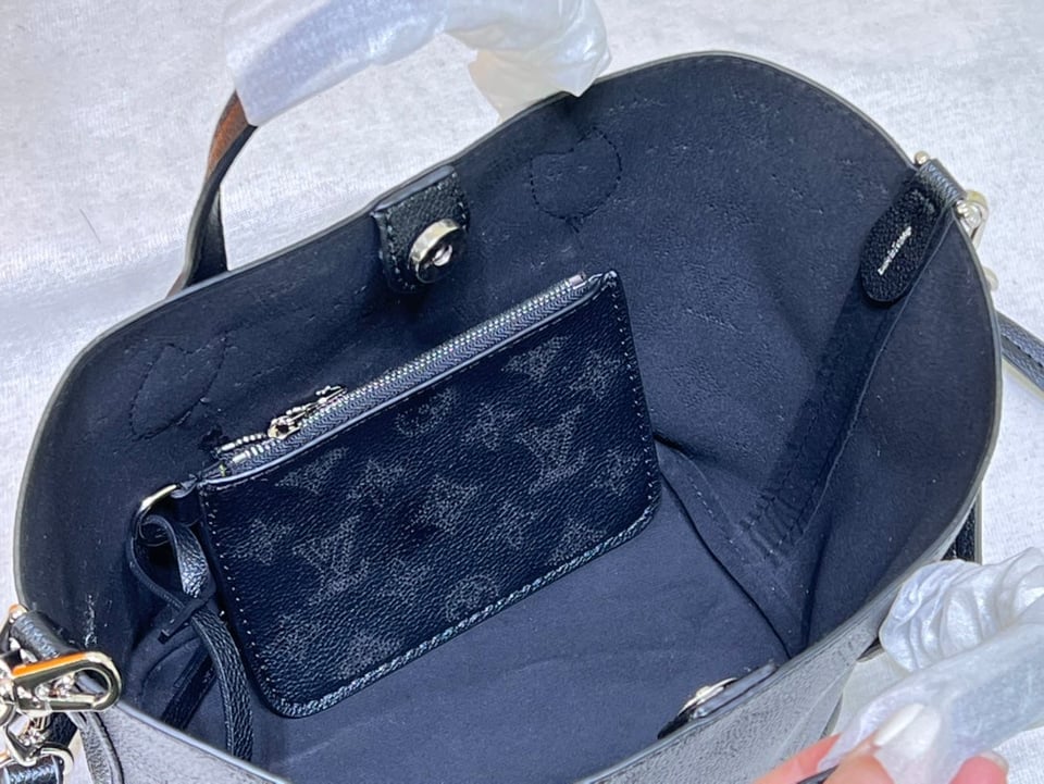 Louis Vuitton Blossom Pm Bag Black 20Cm view 4