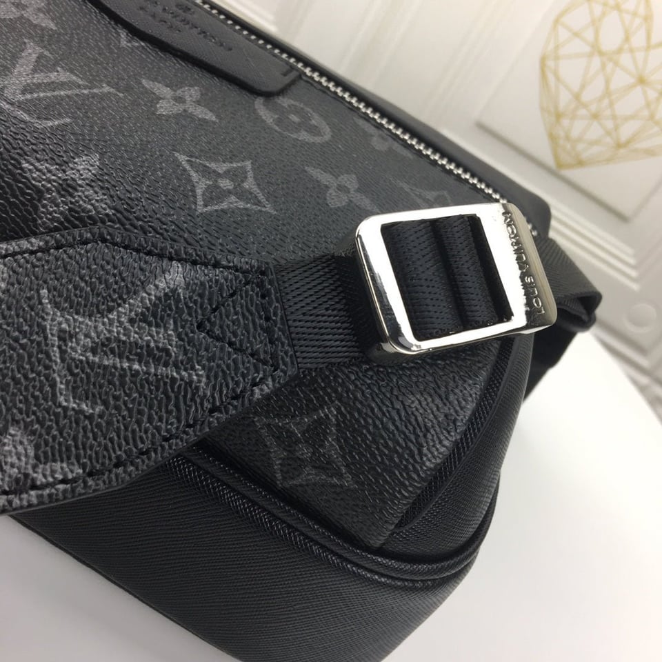 Louis Vuitton Outdoor Messenger Black 29Cm view 4