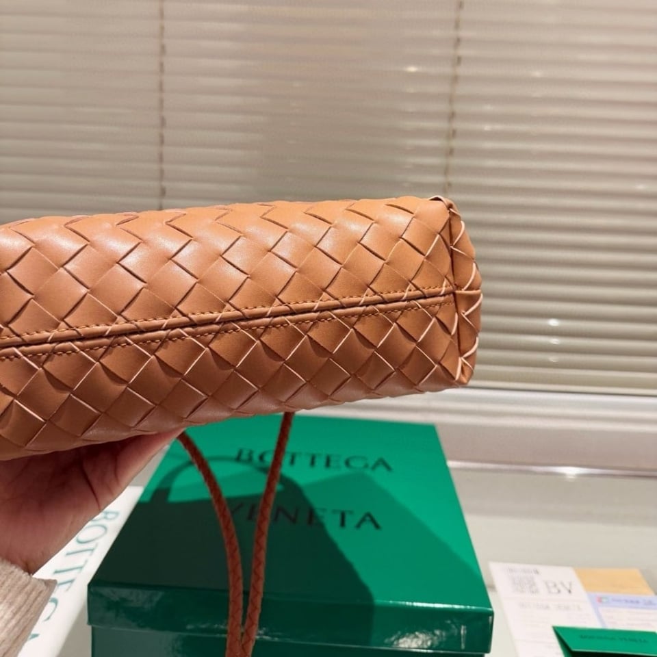 Bottega Veneta Small Andiamo Bag In Cognac 25Cm view 10