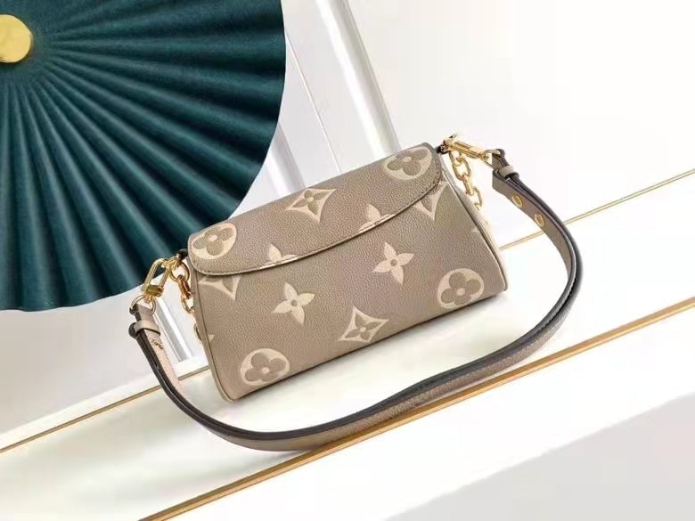 Louis Vuitton Favorite 24Cm Beige view 7