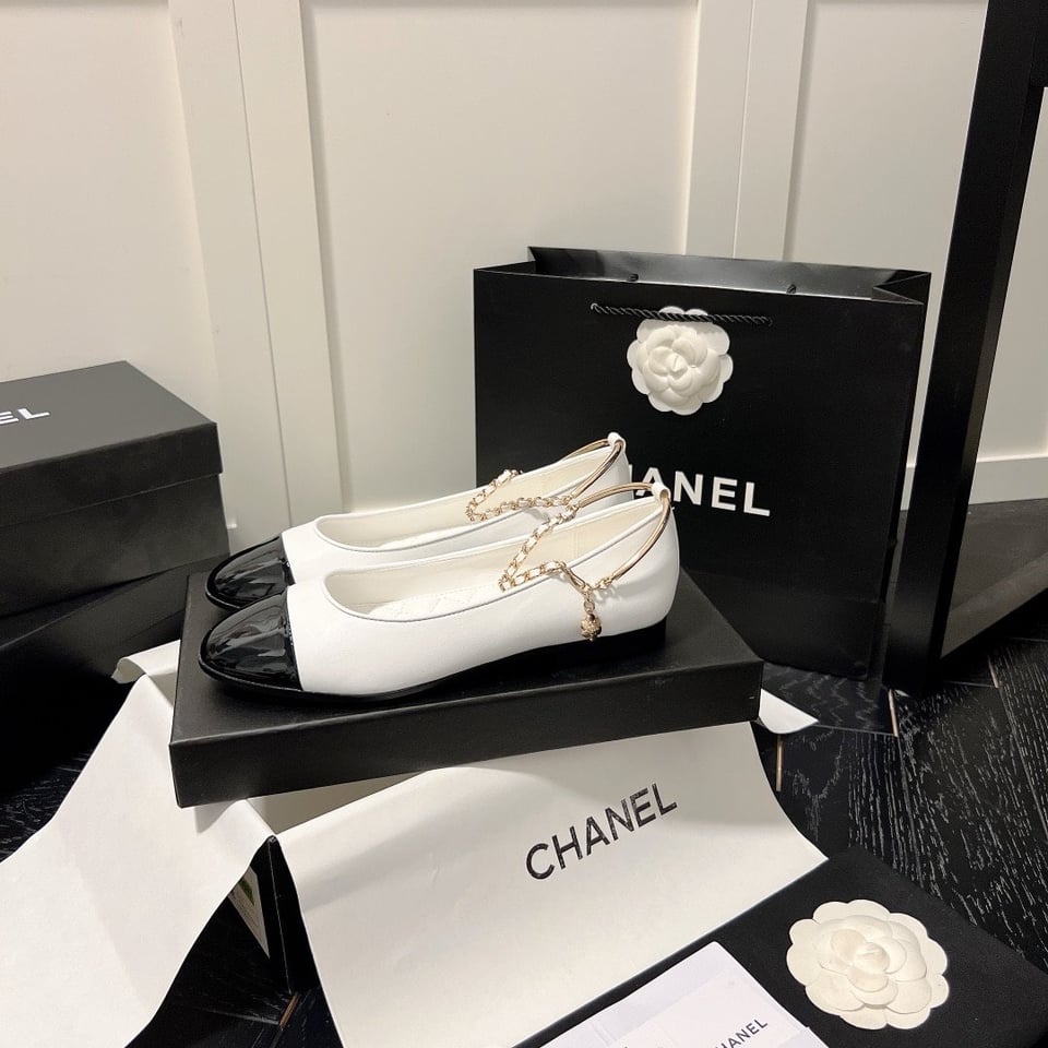 Chanel Interlocking Cc Logo Ballet Flats Black White view 9