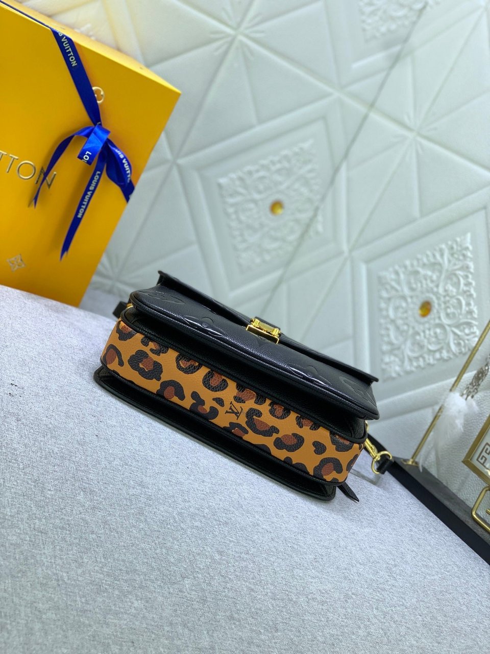 Louis Vuitton Pochette Metis Black 25Cm view 8