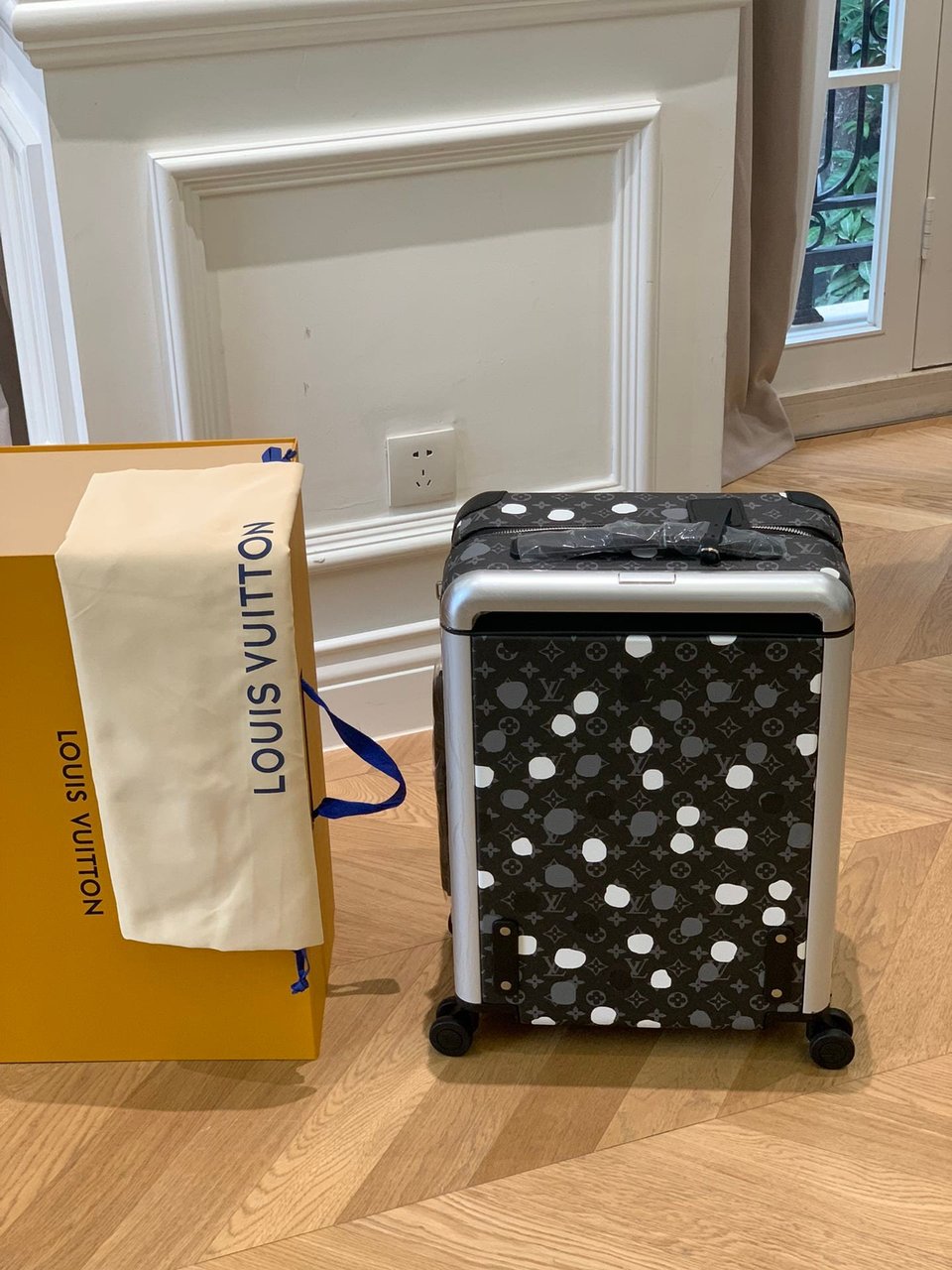 Louis Vuitton X Yayoi Kusama Horizon 55 Suitcase Grained Leather Black 55Cm view 4