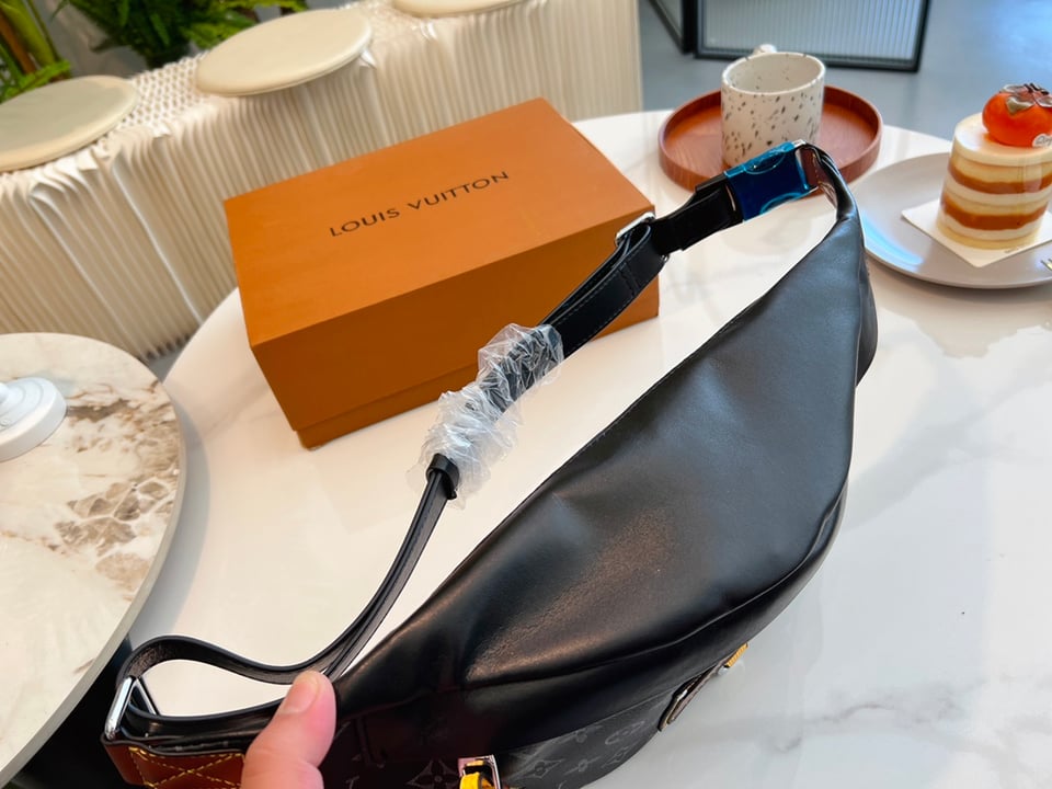 Louis Vuitton Discovery Bumbag Monogram Eclipse Gaston Label Savane 45Cm M45220 view 6