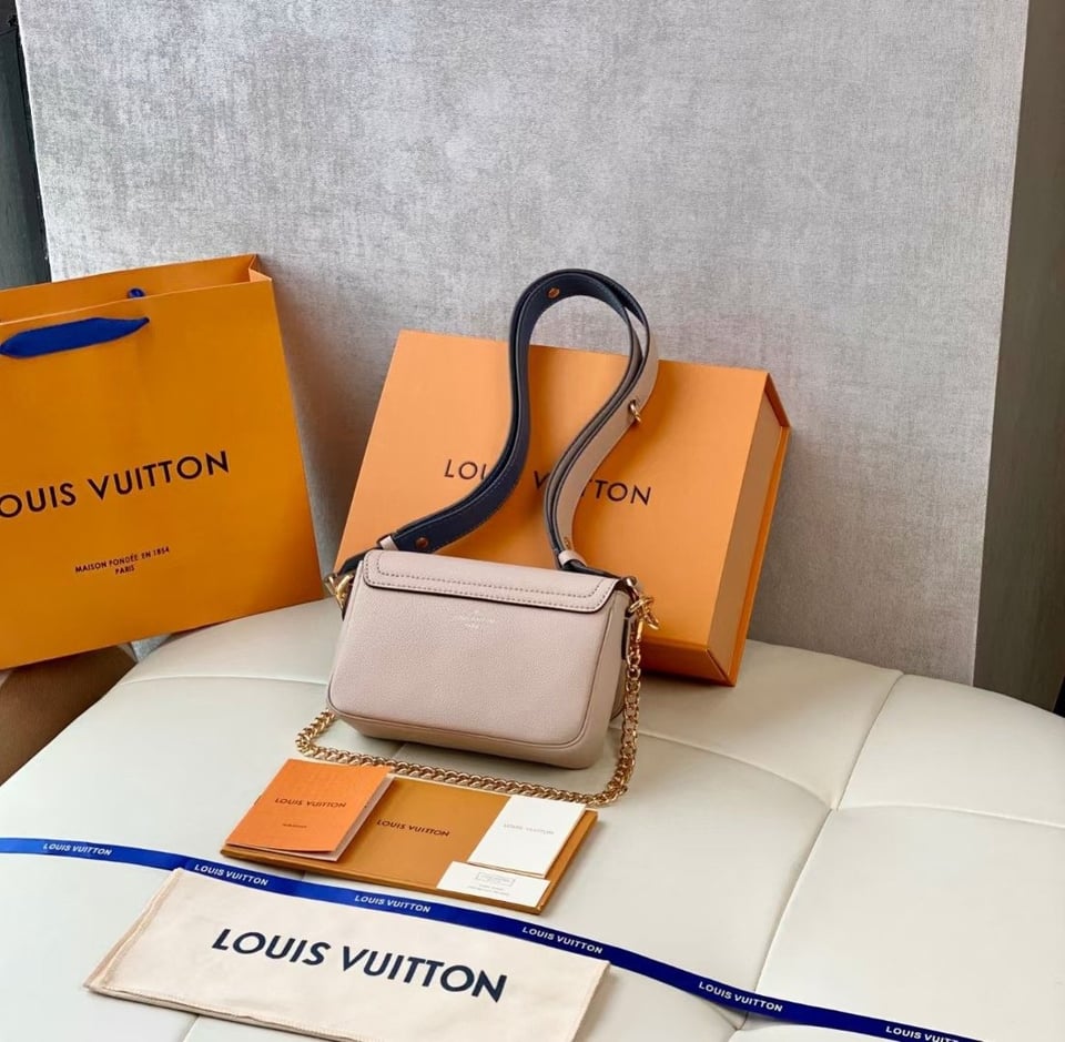 Louis Vuitton Lockme Tender 19Cm Greige M58554 view 4