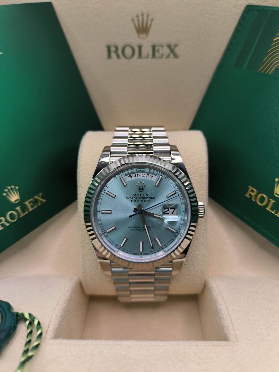 Rolex Day-Date 40 mm Ice blue Dial 228236 view 5