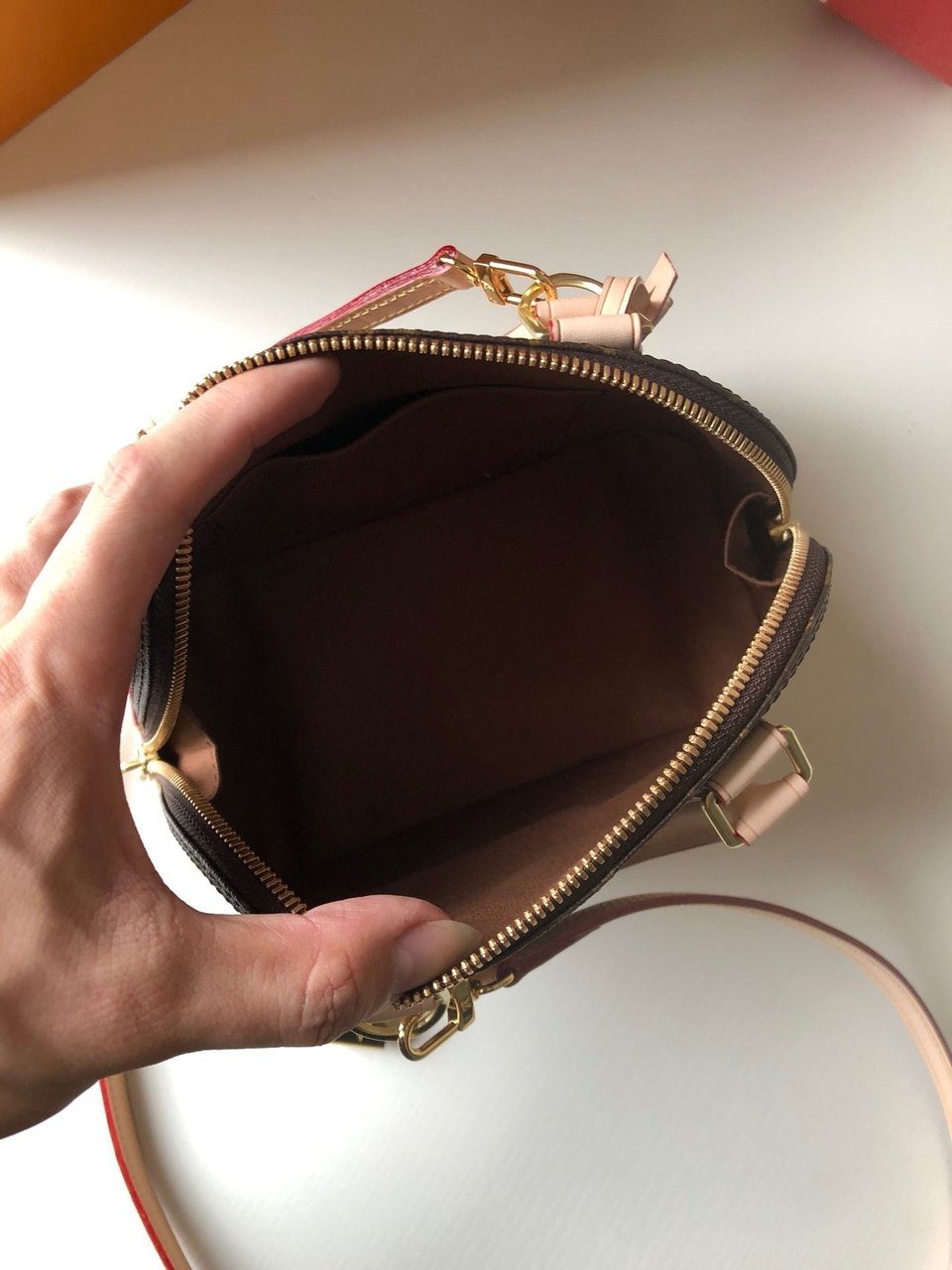 Louis Vuitton Alma Monogram 23cm view 5