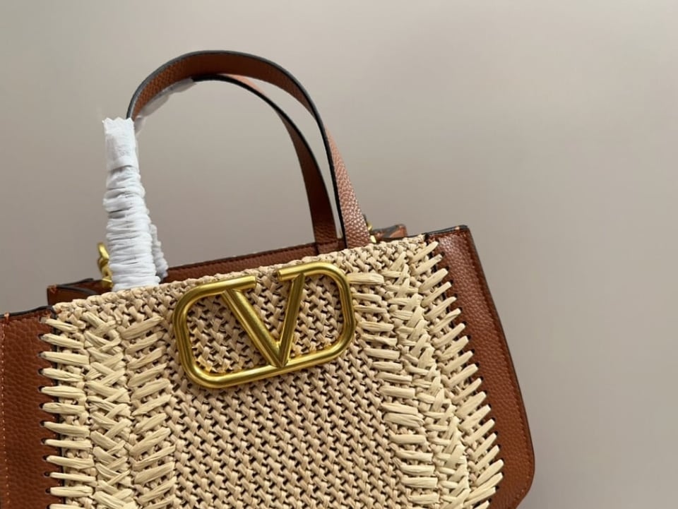 Valentino Garavani Vlogo Signature Handbag With Raffia Embroidery 22Cm view 7