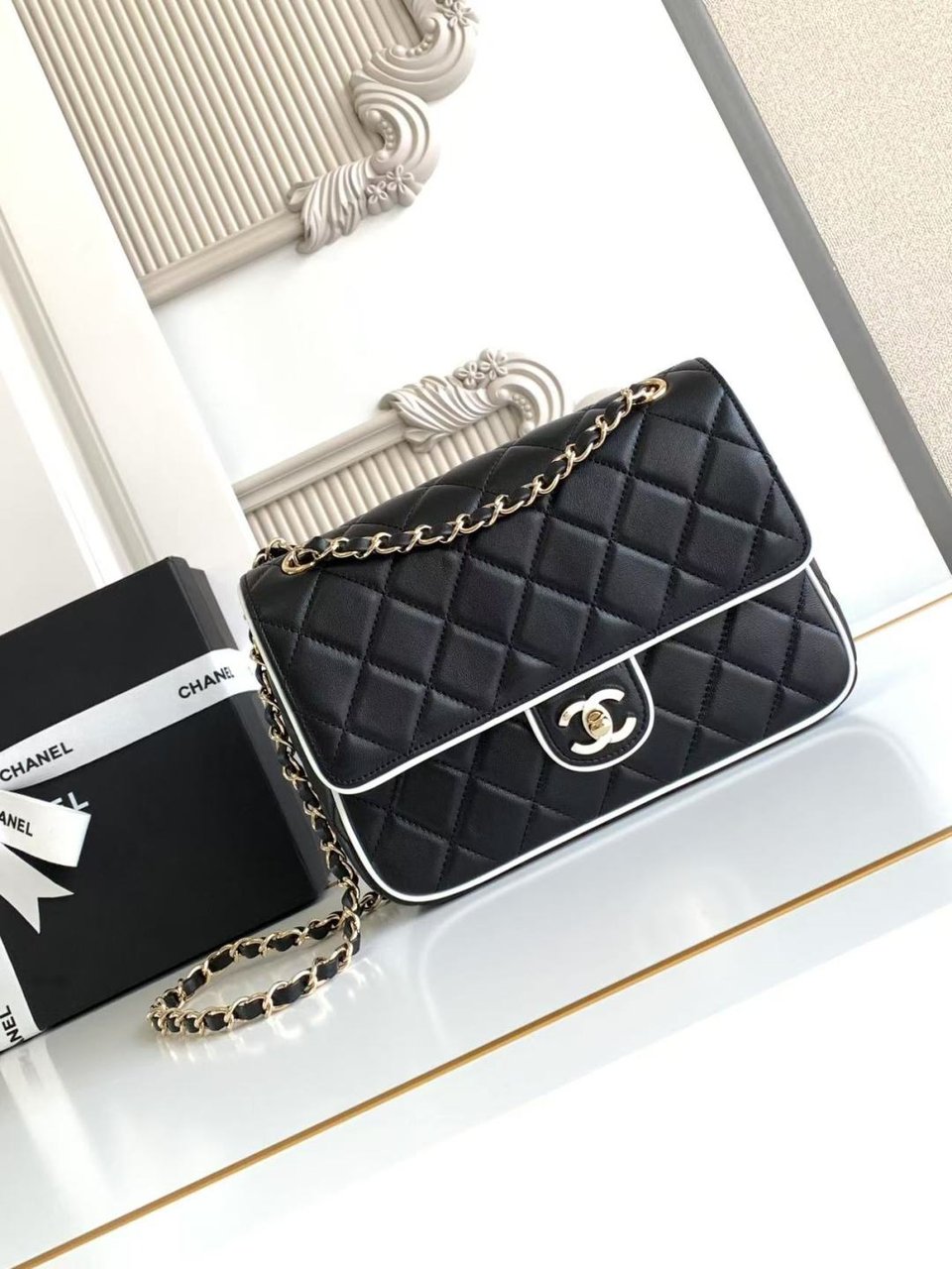 Chanel Small Graphic Frame Flap Bag Black 23cm view 3