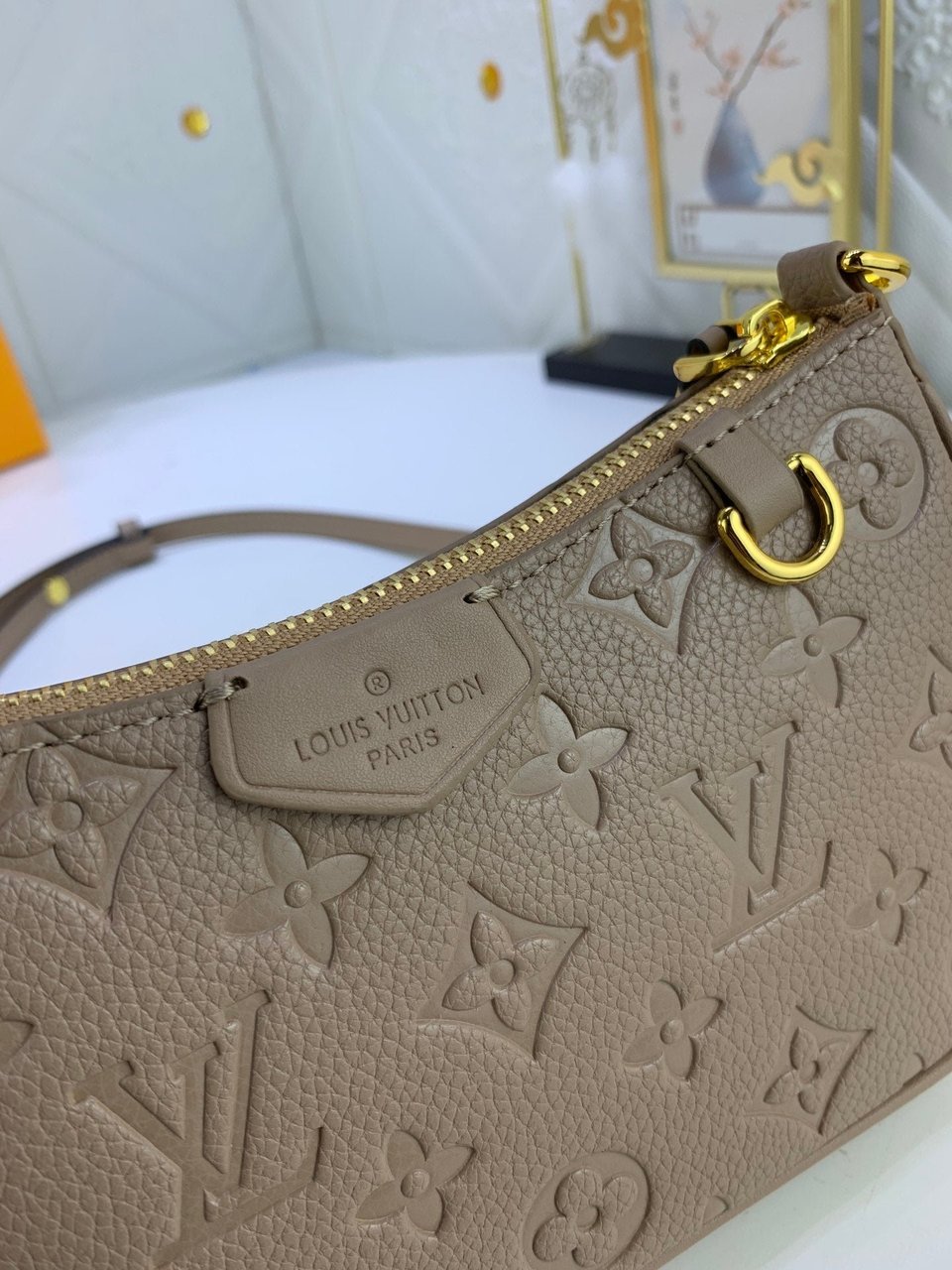 Louis Vuitton Easy Pouch On Strap Tourterelle Beige 19Cm view 3