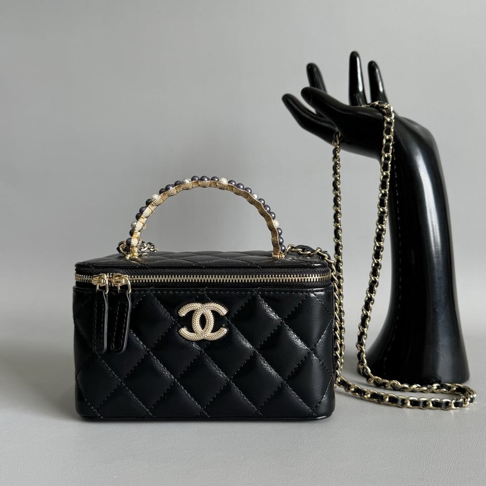 Chanel Vanity Case Pearl 17Cm Black Lambskin Gold Hardware
