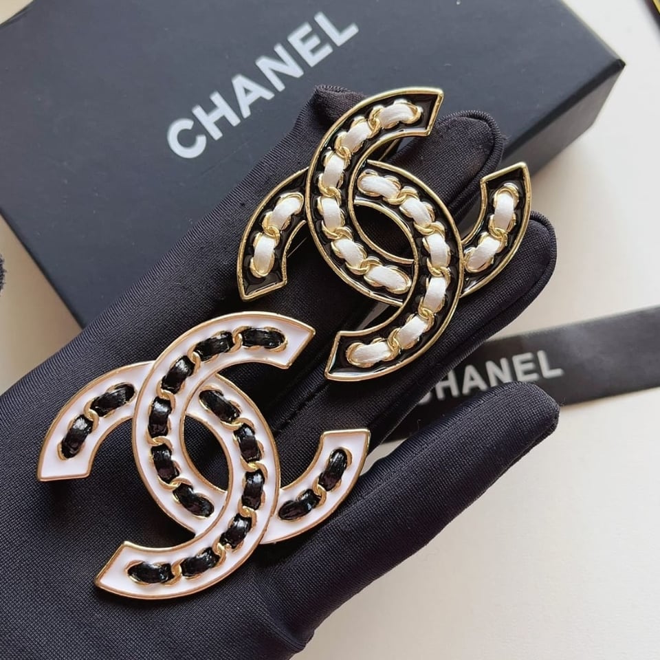 Chanel Cc Brooch Black With White Interwoven Chain Pattern view 4