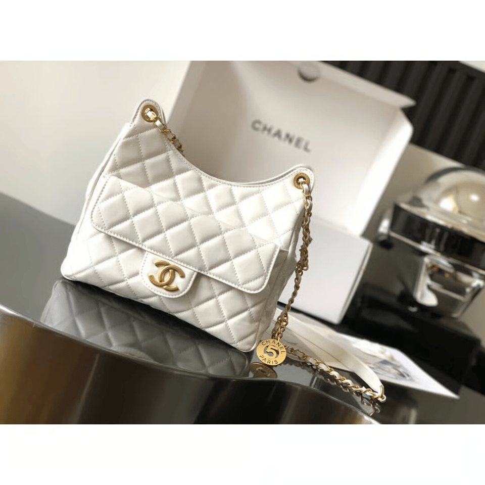 Chanel Hobo Bag in Shiny Crumpled Calfskin 22.5cm view 4