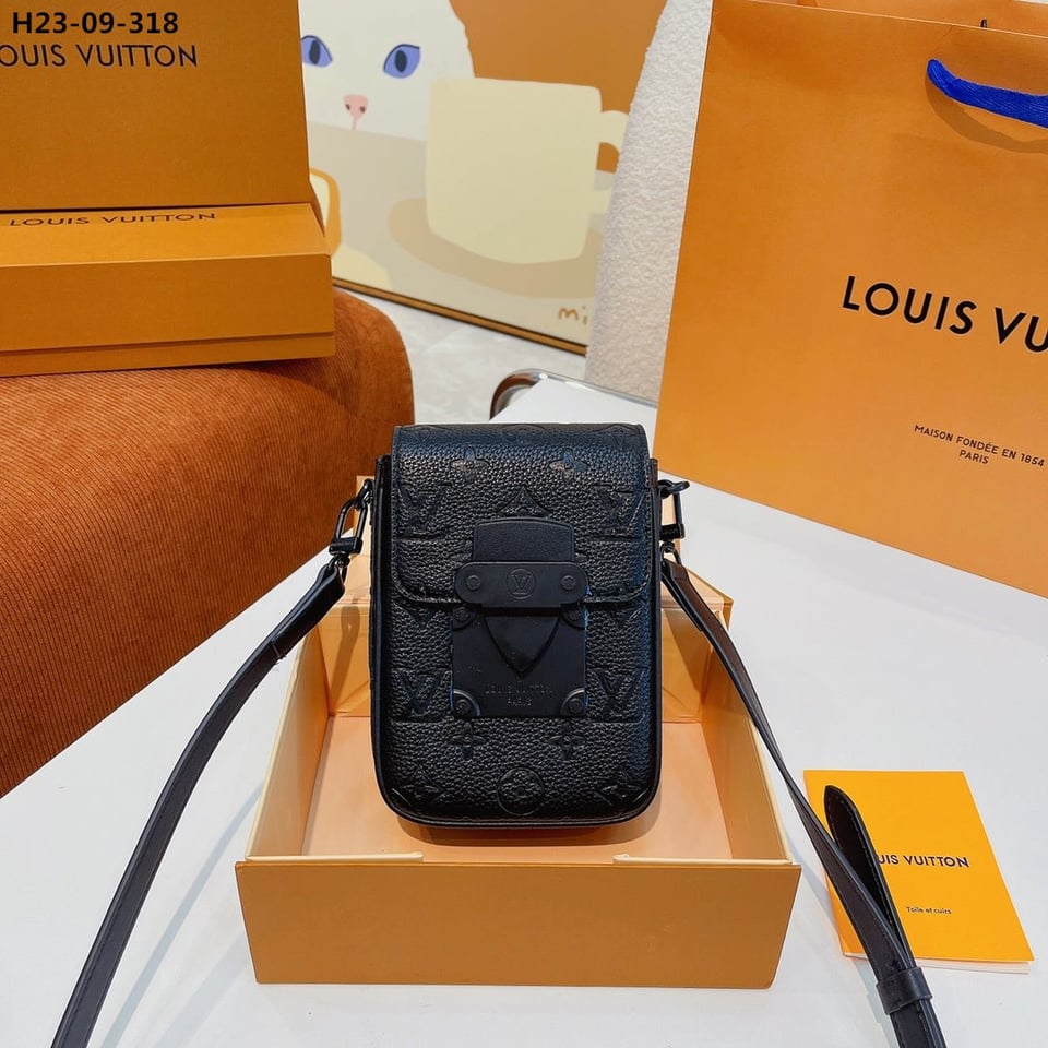 Louis Vuitton S Lock Vertical Wearable Wallet Black 19Cm M81524 view 4