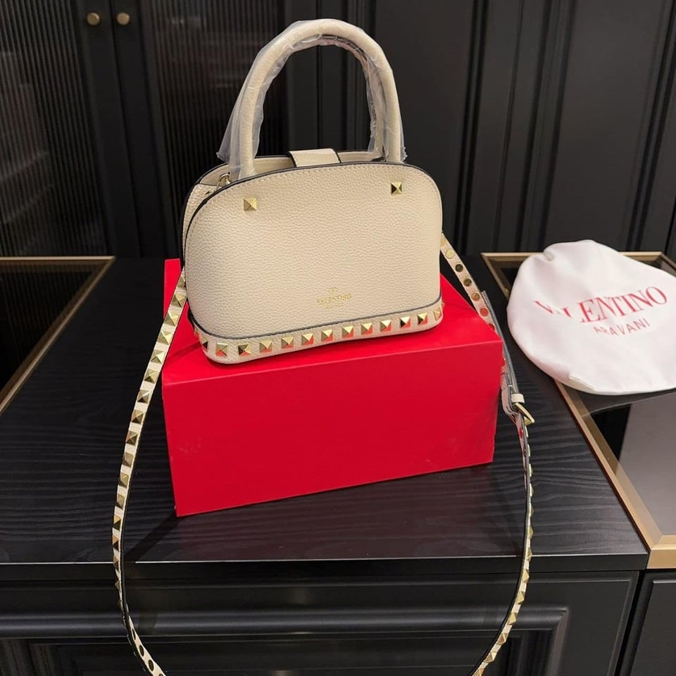 Valentino Garavani Rockstud Handbag In Grainy White 21Cm view 6
