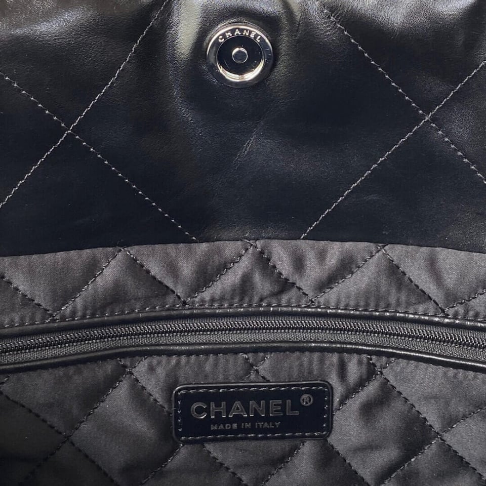 Chanel 22 Small Handbag Shiny Calfskin Black Silver view 8