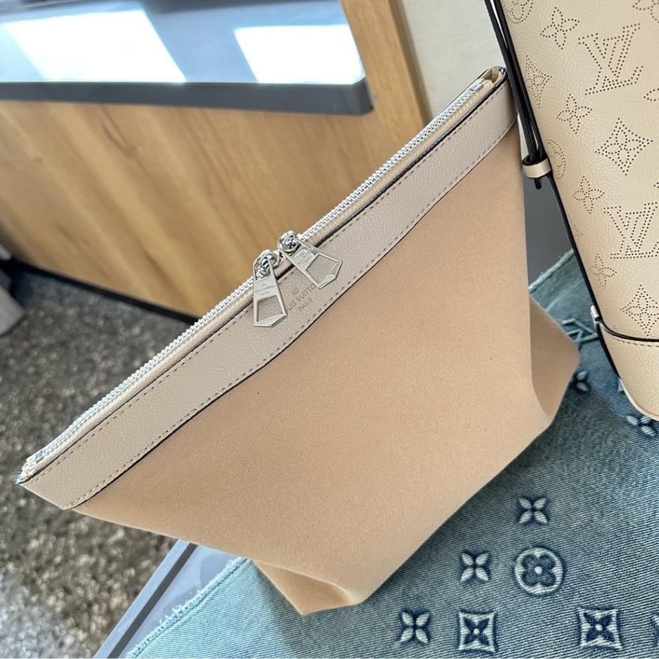 Louis Vuitton Flore Perforated Mahina Beige 22Cm view 10