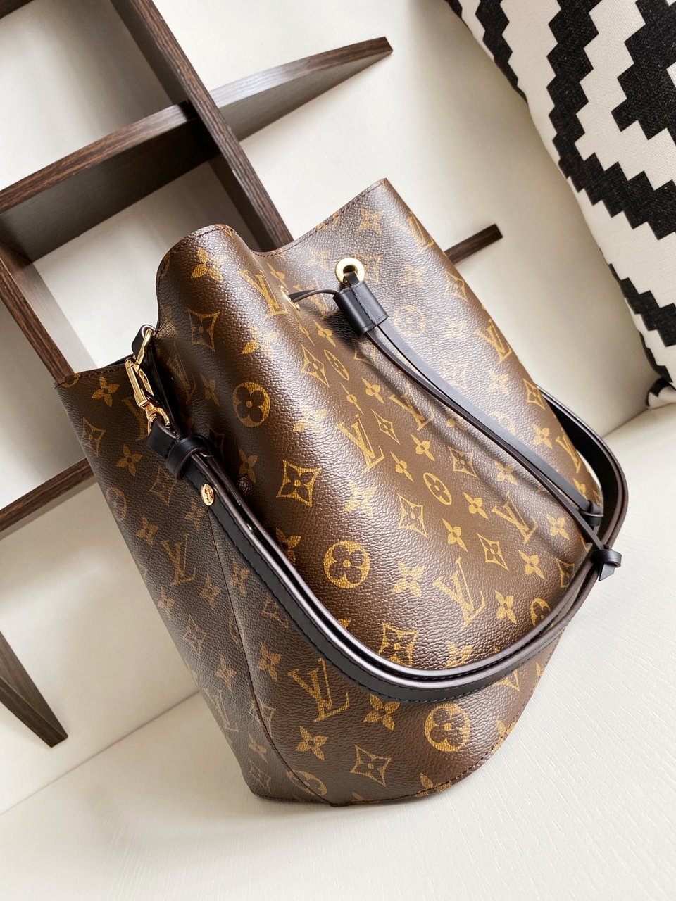 Louis Vuitton Neonoe Mm Black view 7