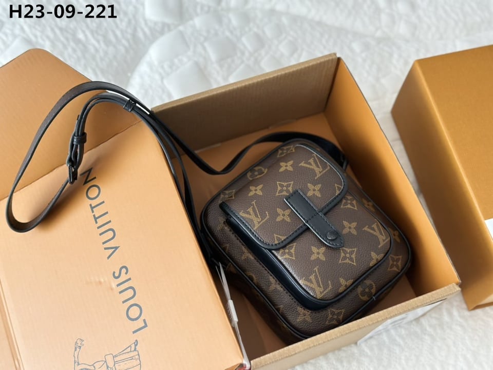 Louis Vuitton Christopher Wearable Wallet Monogram Brown 18Cm M69404 view 3