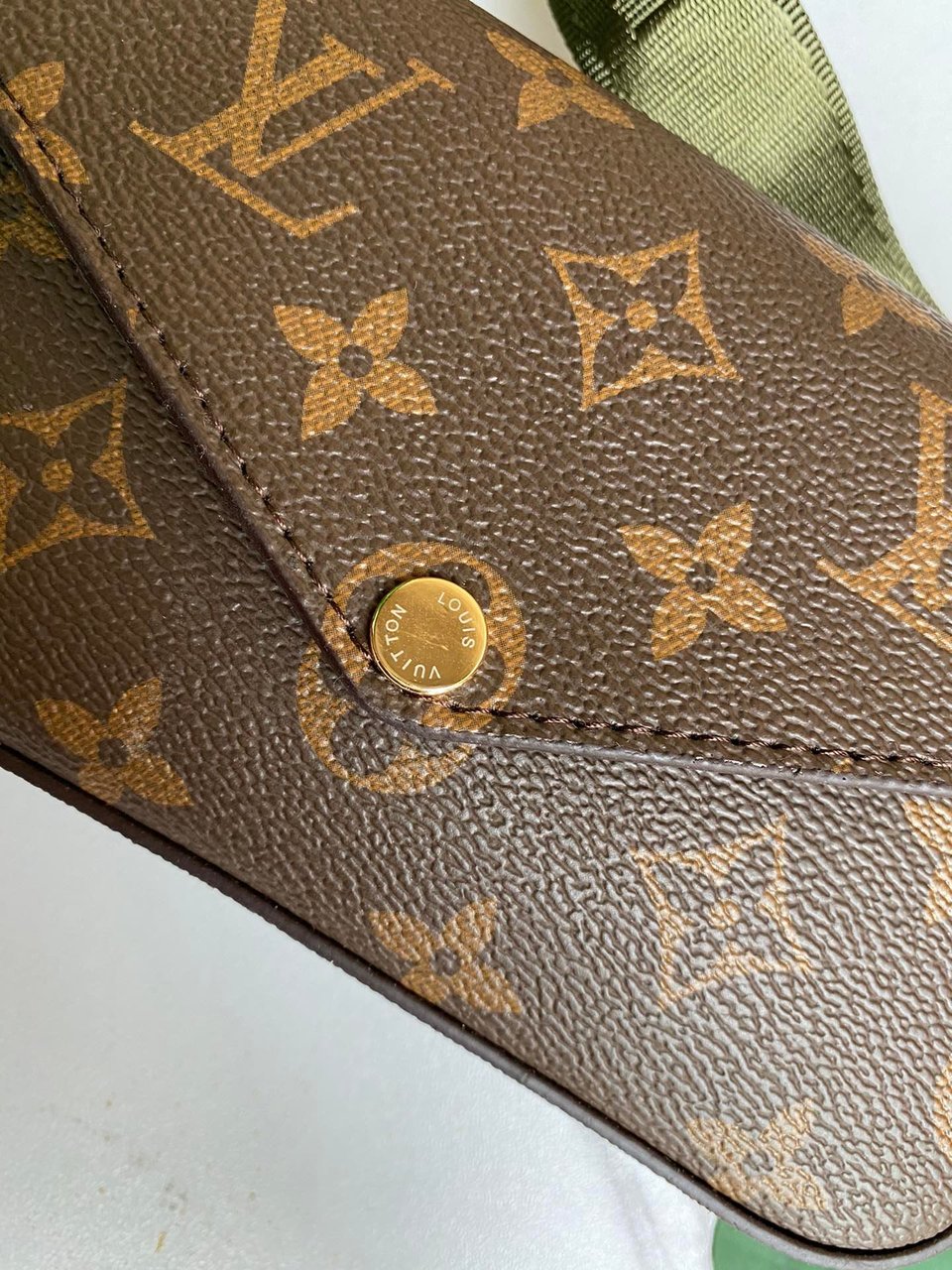 Louis Vuitton F Licie Strap Go 17Cm Green view 7