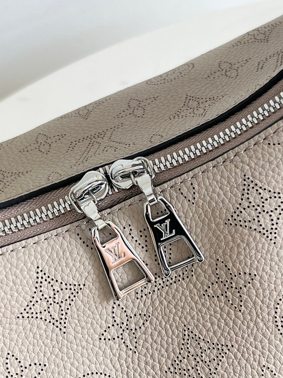 Louis Vuitton Why Knot Mm Beige view 8