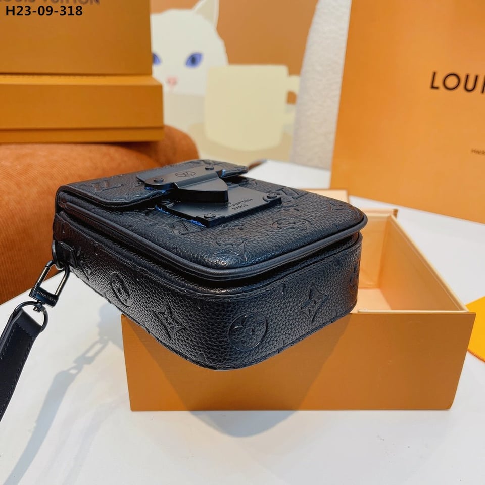 Louis Vuitton S Lock Vertical Wearable Wallet Black 19Cm M81524 view 6