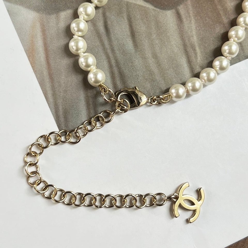 Chanel Pearl Metal Resin Quilted Flap Bag Necklace Gold view 2
