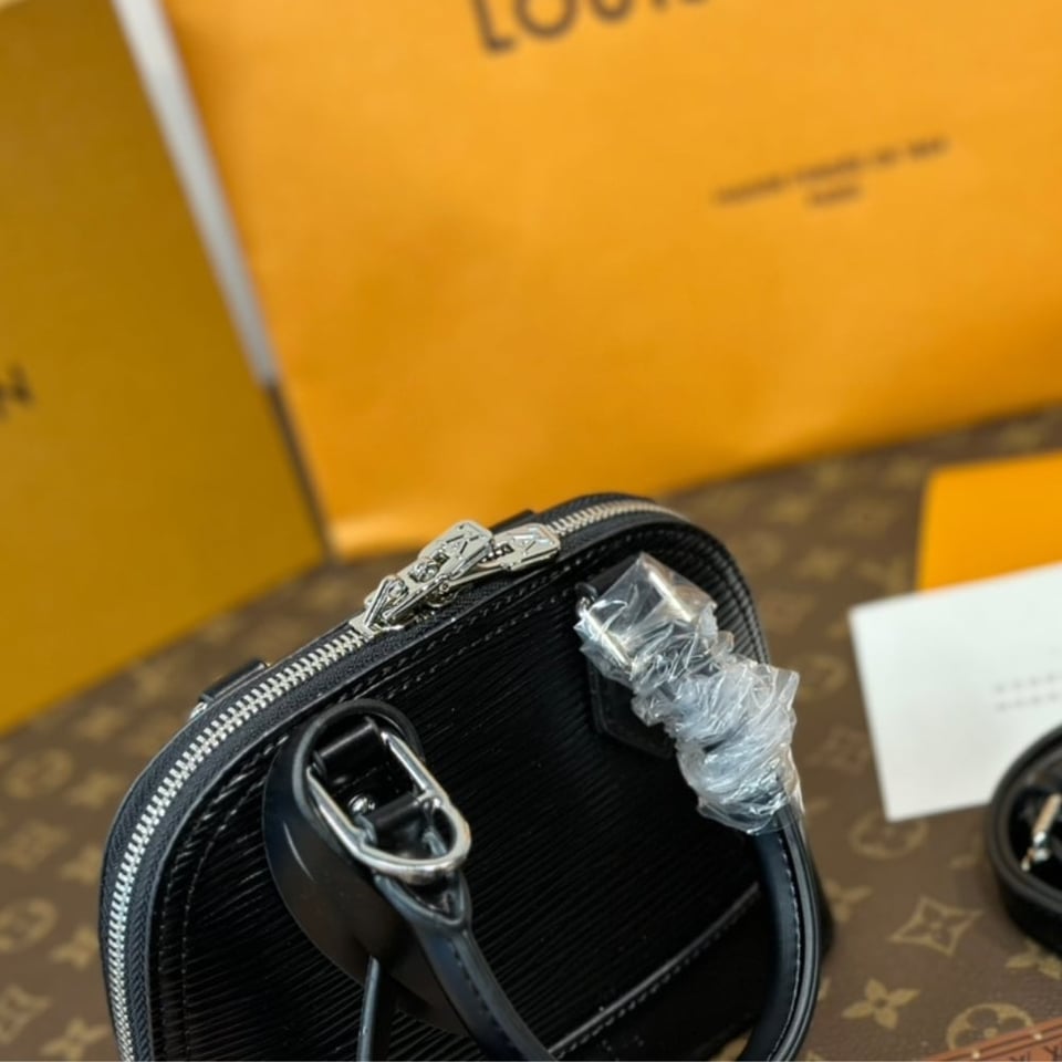 Louis Vuitton Nano Alma Bag Black 18Cm M81945 view 5