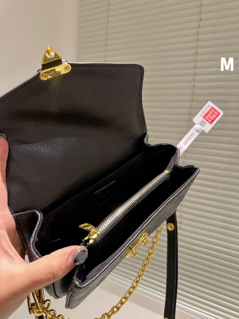 Louis Vuitton Micro Metis Black With Gold Chain 25Cm M41487 view 3