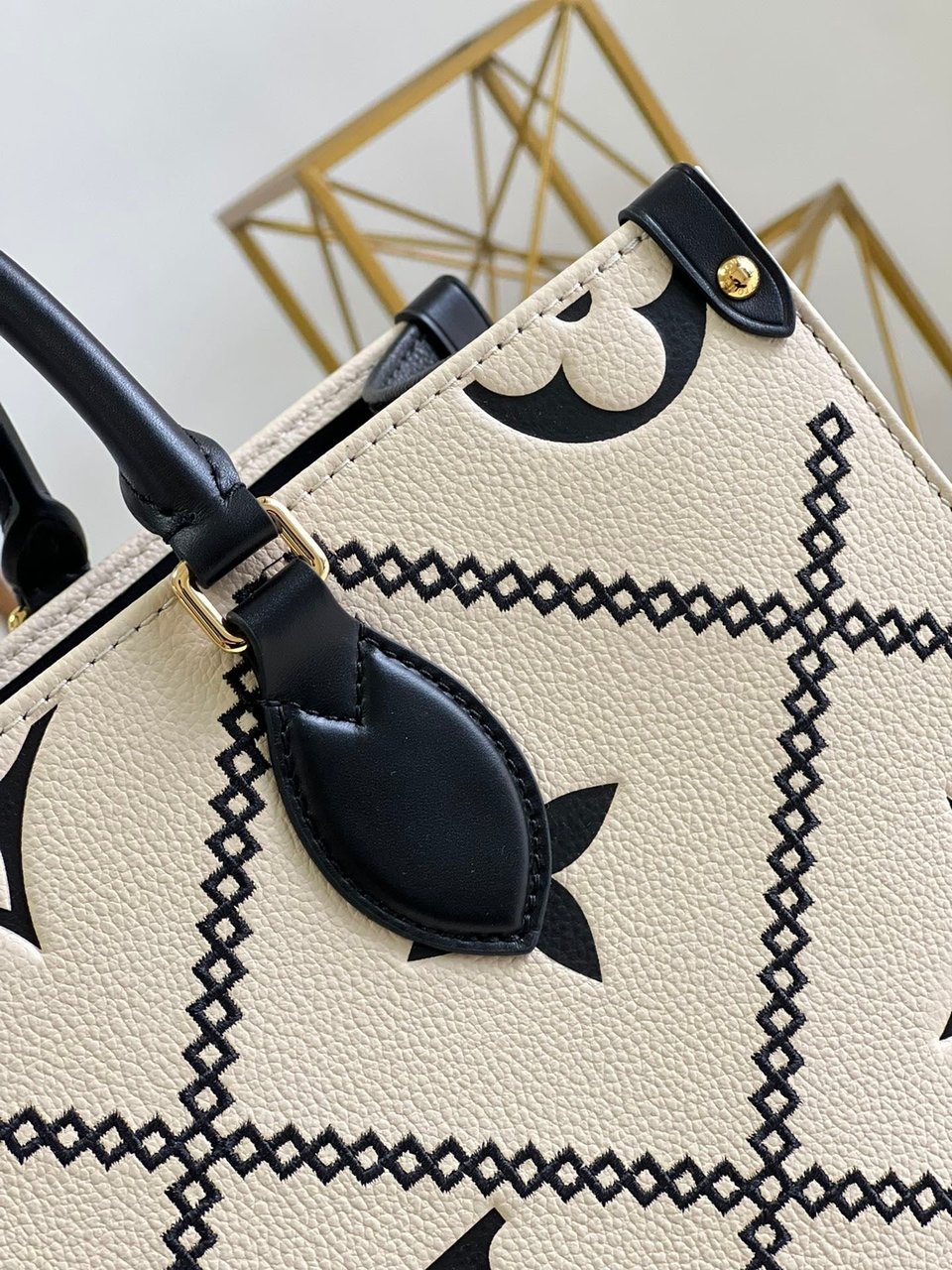 Louis Vuitton Onthego MM Tote Monogram Cream Beige Black 35cm view 6