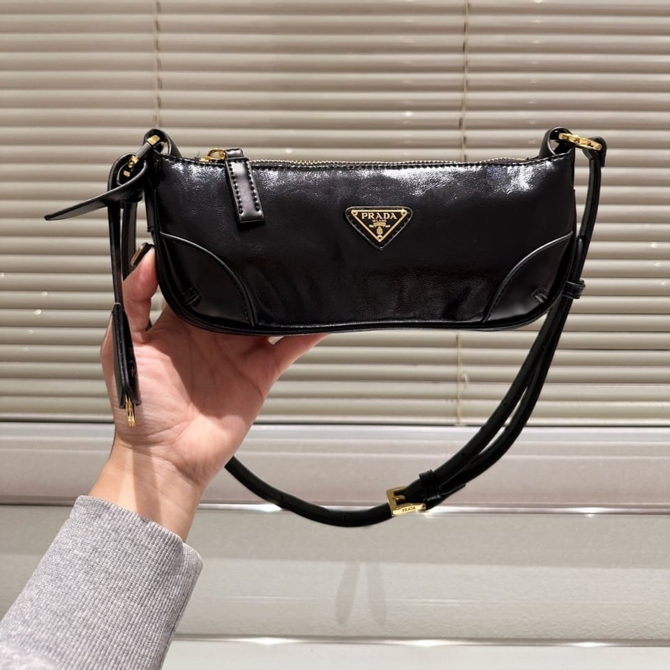 Prada Re Edition 2002 Leather Shoulder Bag Black 23Cm view 3