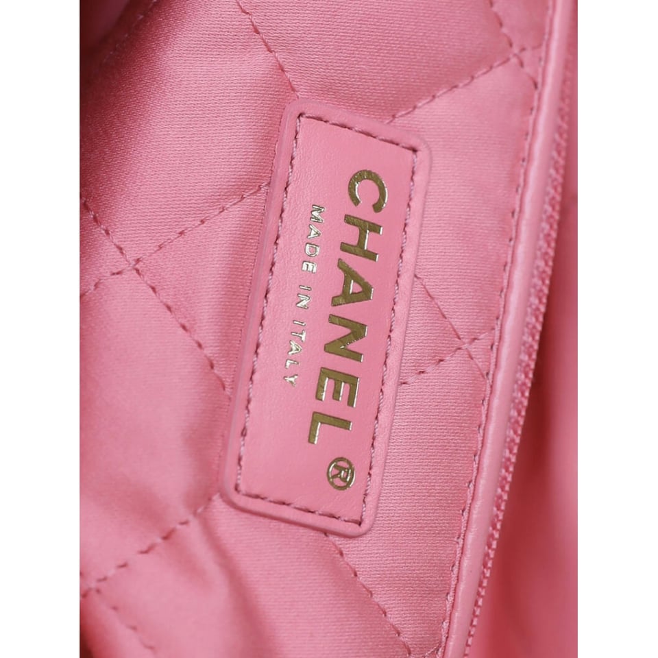 Chanel 22 Handbag in Shiny Calfskin 46cm view 18